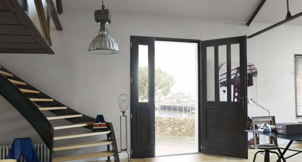 porte-entree-bois-coloree-sur-mesure-solabaie-1060x570