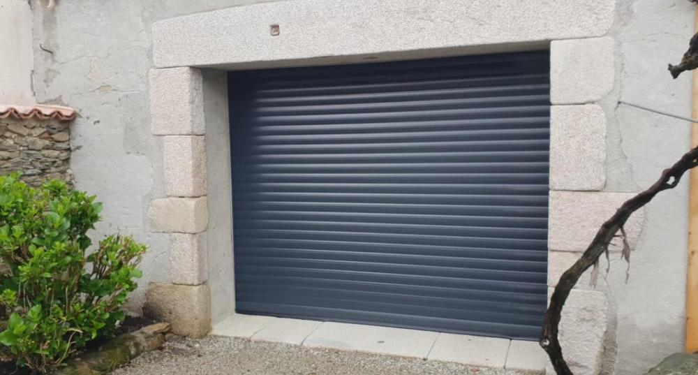 porte-de-garage-enroulable-gris-anthracite-7016-1060x570